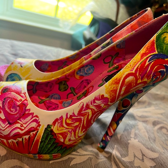 Latisha Wood candy and skulls pumps sz 6 - Picture 3 of 7
